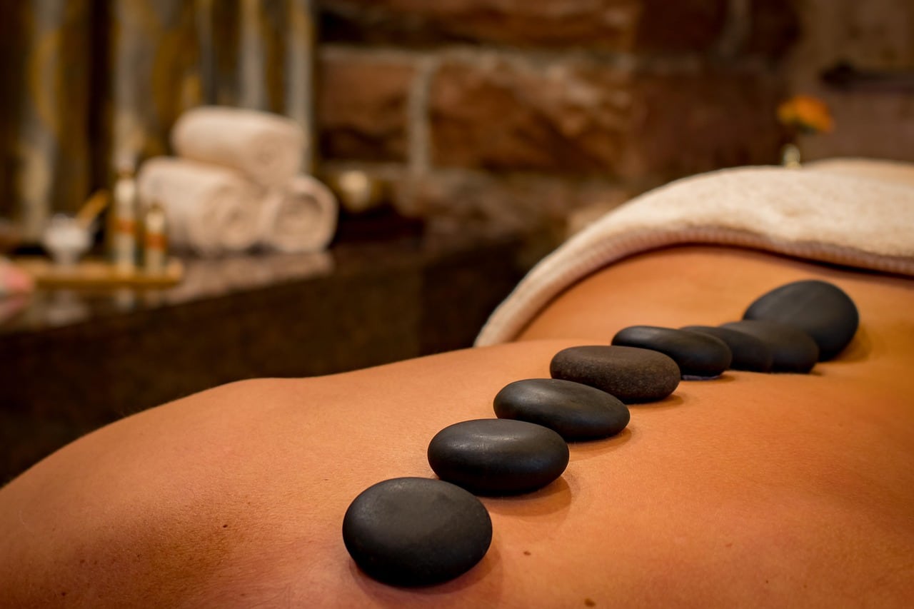 massage pierres chaudes Bordeaux Eysines, relaxation profonde, massage bien-être.