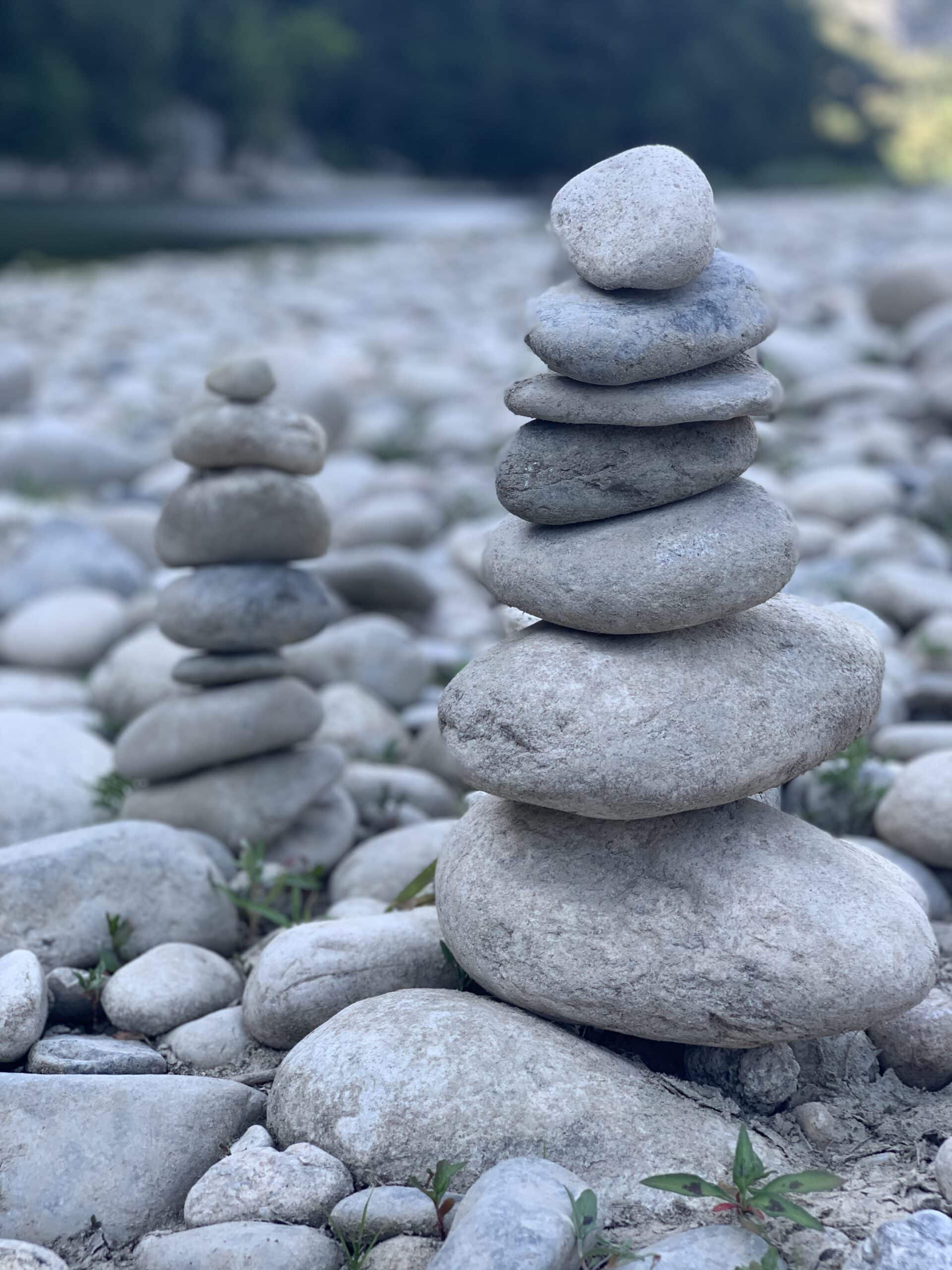 Equilibre de galets proche d'une rivière