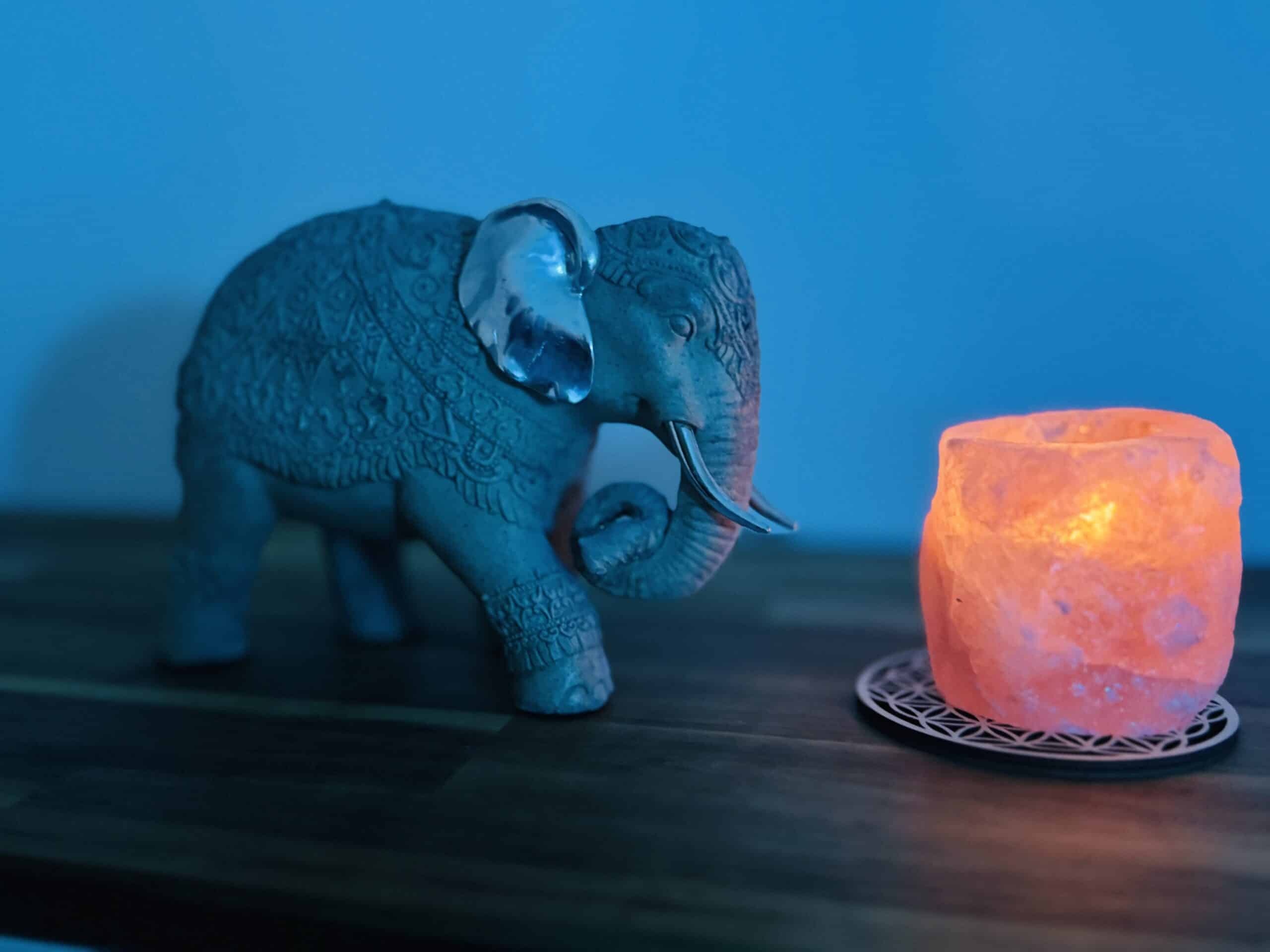 Statuette d'un éléphant avec une bougie sur un meuble