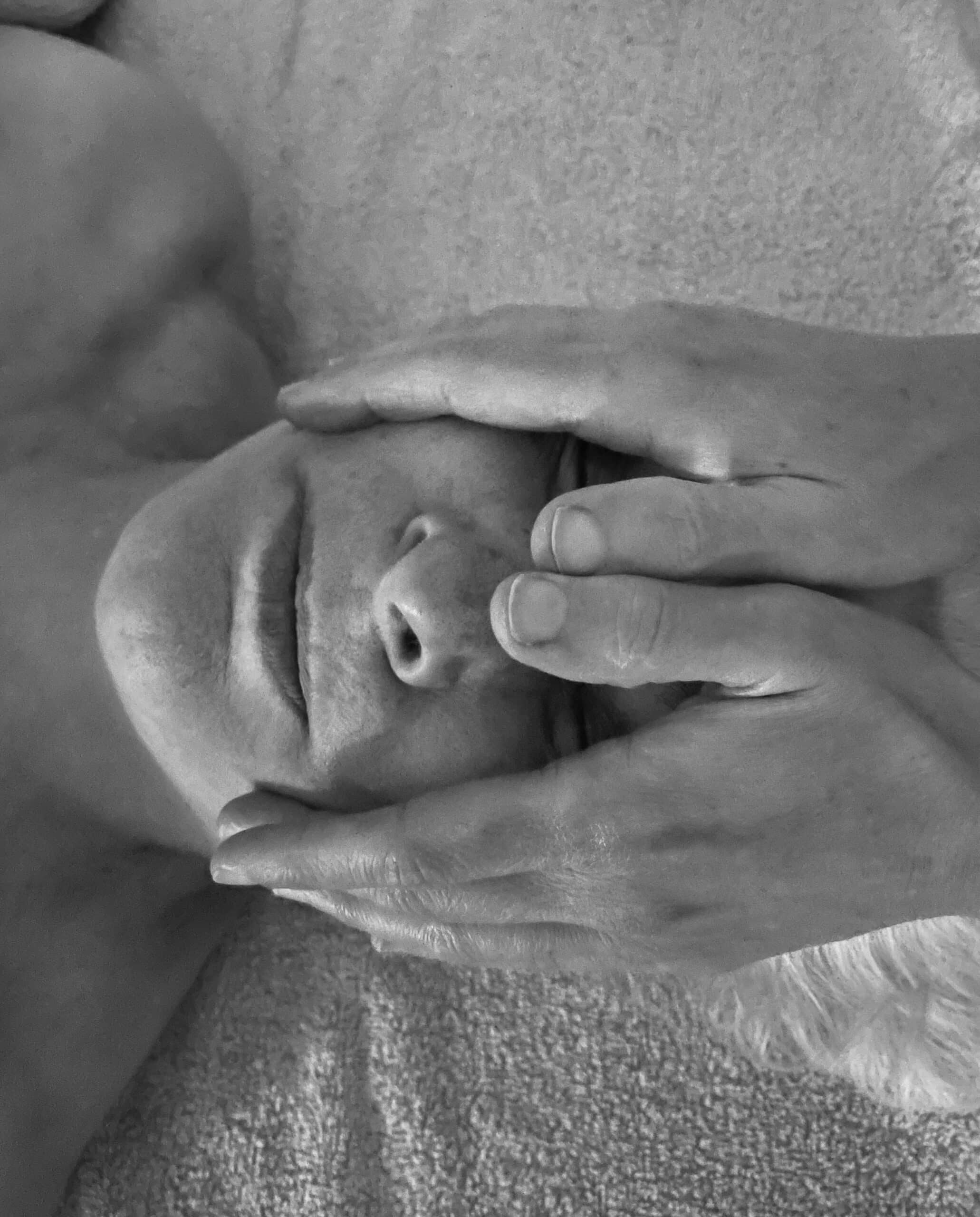 Massage du visage relaxant pour décompresser